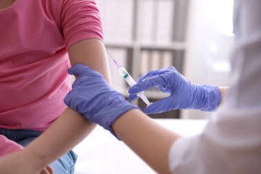 Küçük kız klinikte suçiçeği aşısı oluyor, yakın plan. Varicella virüs önleme