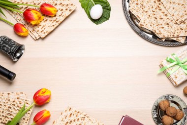 Tahta masa üzerinde sembolik Pesach (Hamursuz Bayramı Seder) öğeleri ile düz kompozisyon, metin için boşluk