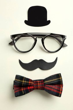 Erkek aksesuarlarından yapılmış komik bir tebrik kartı. Babalar Günün kutlu olsun.