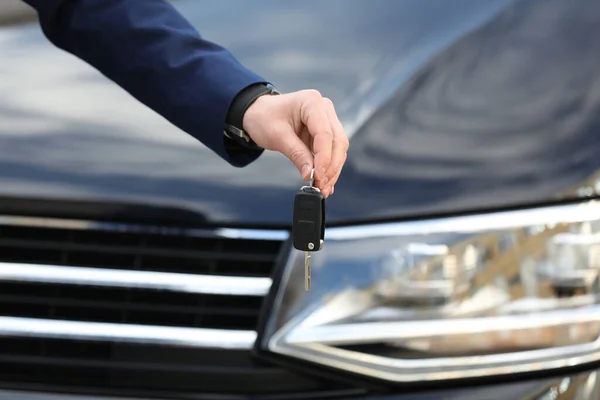 Homem Segurando Chave Concessionária Automóveis Moderna Close Compra Carro Novo — Fotografia de Stock