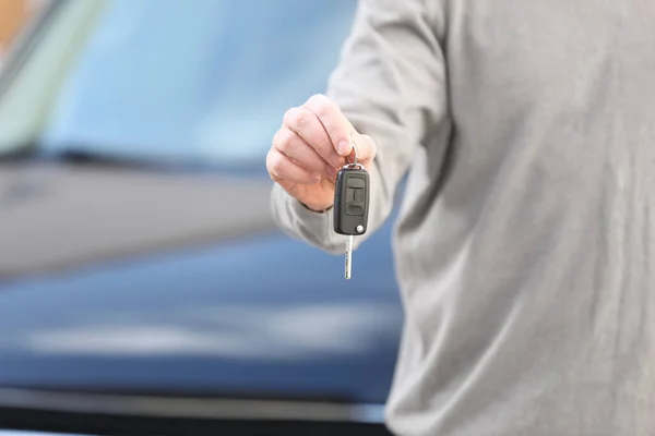 近代的な自動車販売の鍵を握ってる男が接近中 新車を買う — ストック写真