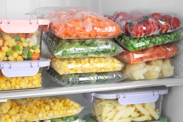 Bolsas Plástico Recipientes Con Diferentes Verduras Congeladas Nevera — Foto de Stock