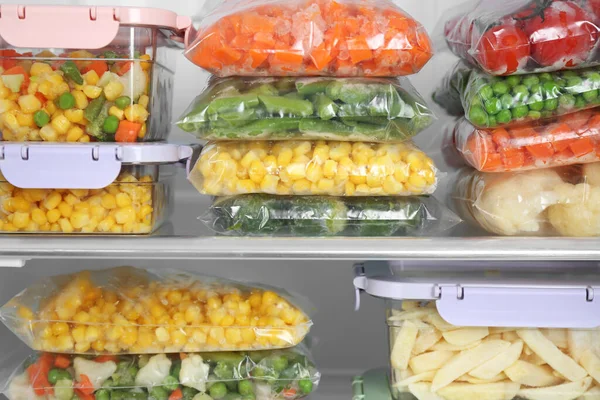 Bolsas Plástico Recipientes Con Diferentes Verduras Congeladas Nevera — Foto de Stock
