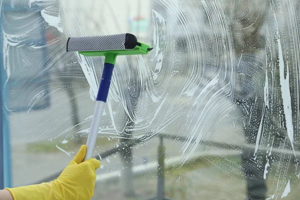 Mujer Limpiando Ventana Con Escobilla Casa Primer Plano Espacio Para — Foto de Stock