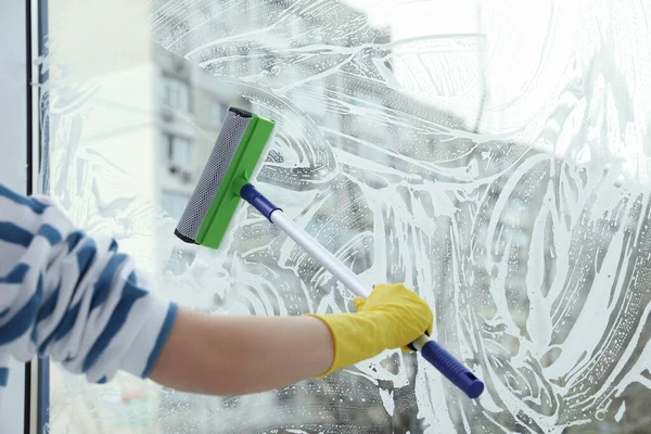 Vrouw Die Het Raam Schoonmaakt Met Een Trekker Thuis Close — Stockfoto