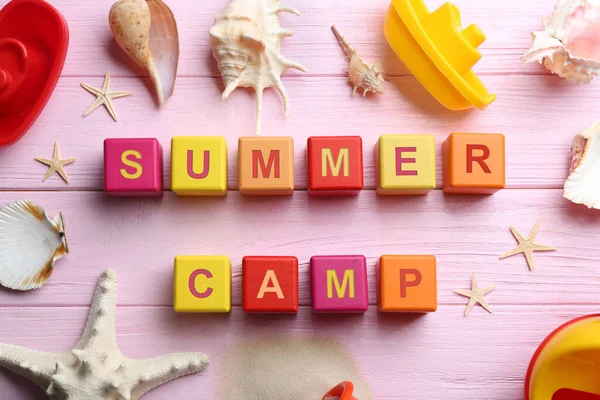 Flache Lagekomposition Mit Phrase Summer Camp Aus Würfeln Auf Rosa — Stockfoto