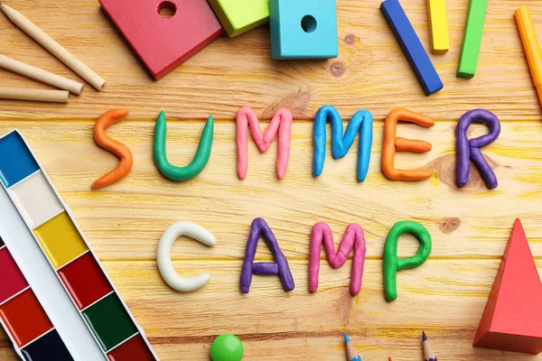 Плоска Композиція Фразою Summer Camp Зроблена Глини Моделювання Дерев Яному — стокове фото