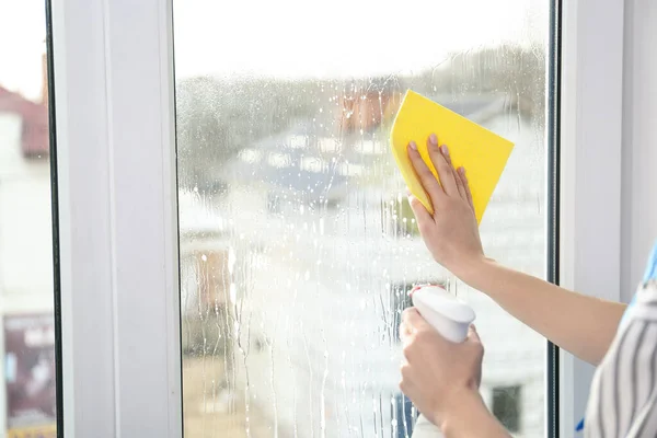 Femme Nettoyage Fenêtre Avec Chiffon Détergent Intérieur Gros Plan — Photo