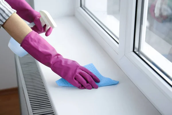 Janela Limpeza Mulher Com Pano Detergente Dentro Casa Close — Fotografia de Stock