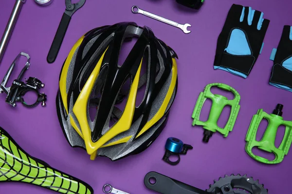 Conjunto Diferentes Herramientas Bicicleta Accesorios Piezas Sobre Fondo Púrpura Disposición — Foto de Stock