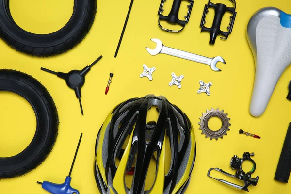 Conjunto Diferentes Herramientas Bicicleta Piezas Sobre Fondo Amarillo Plano — Foto de Stock