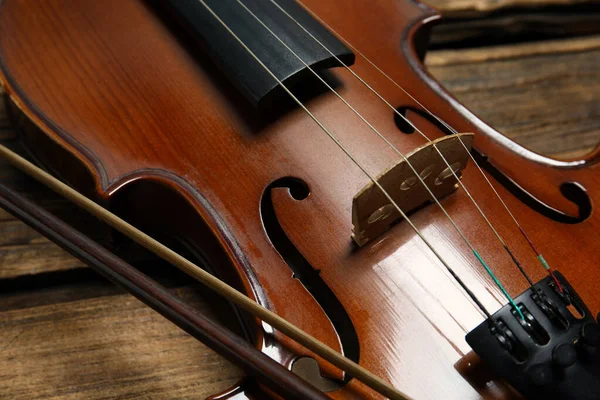 经典小提琴和弓背木制背景 — 图库照片