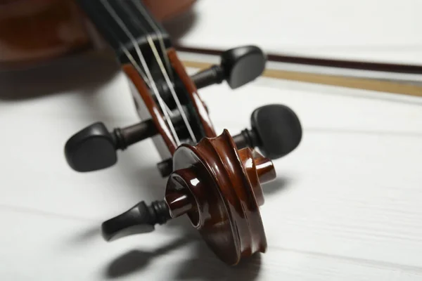 白木の背景にクラシックバイオリン クローズアップ — ストック写真