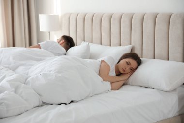 Evde sorunları olan mutsuz bir çift.