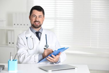 İş yerinde beyaz önlüklü erkek doktorun portresi.