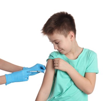 Beyaz arka planda küçük çocuğu aşılayan doktor.