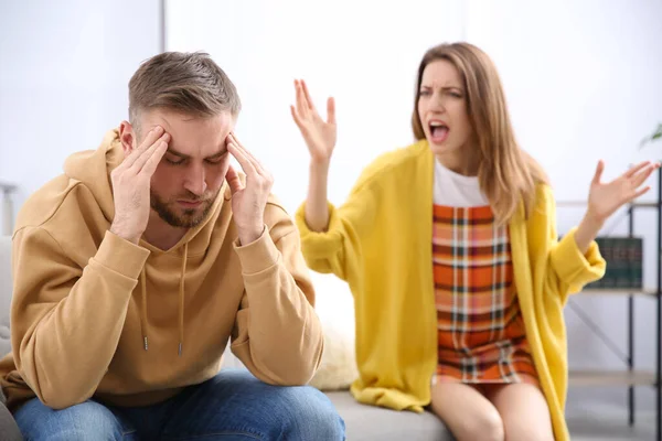 Paar Streitet Sich Hause Beziehungsprobleme — Stockfoto