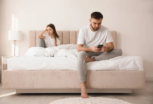 年轻人喜欢在家里用智能手机 而不喜欢在床上用女朋友 关系问题 — 图库照片