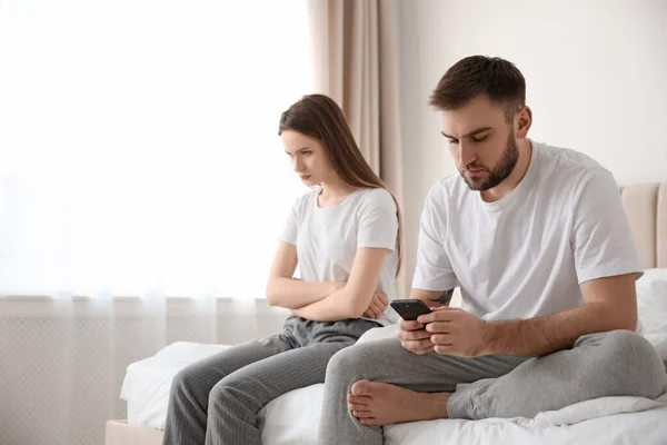 Homem Com Smartphone Ignorando Sua Namorada Casa Problemas Relacionamento — Fotografia de Stock