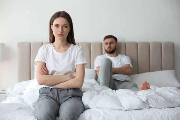 Casal Infeliz Com Problemas Relacionamento Cama Casa — Fotografia de Stock