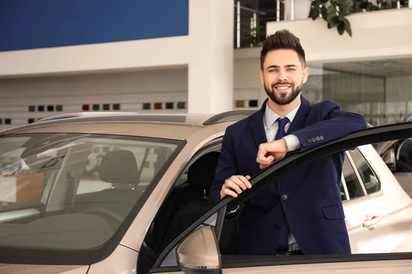 Young Salesman New Car Dealership — Stock Photo, Image