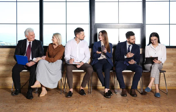 Personas Que Esperan Una Entrevista Trabajo Salón Oficinas —  Fotos de Stock