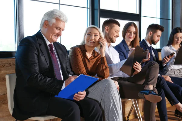 Personas Que Esperan Una Entrevista Trabajo Salón Oficinas — Foto de Stock