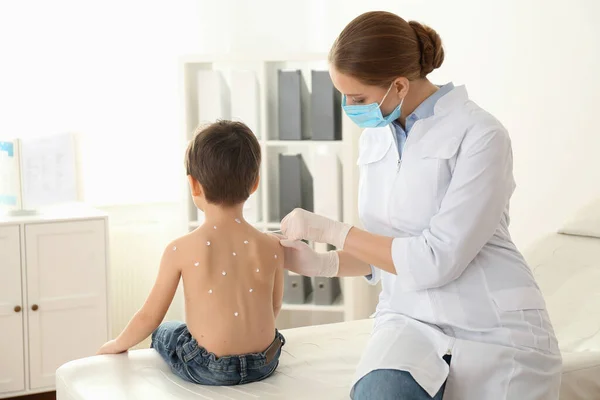 医者はクリニックで水痘を持つ小さな男の子の皮膚にクリームを適用します ワリセラゾスターウイルス — ストック写真