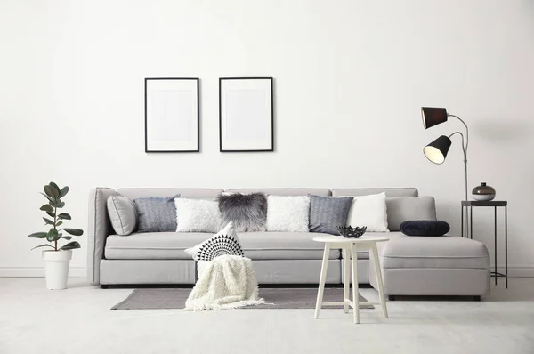 Stijlvolle Woonkamer Interieur Met Comfortabele Bank — Stockfoto