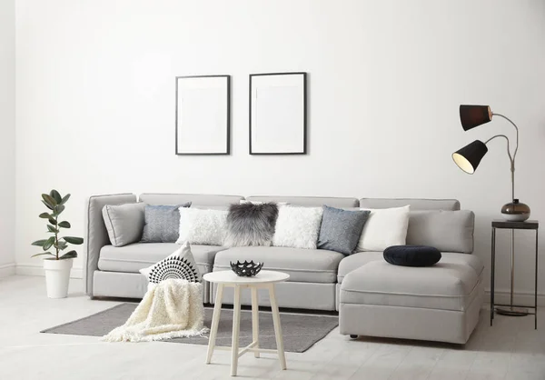 Elegante Salón Interior Con Cómodo Sofá —  Fotos de Stock