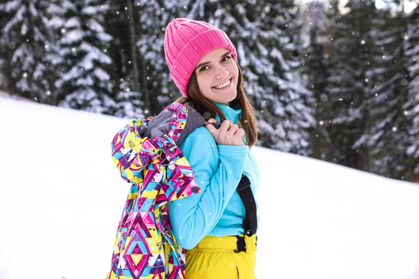 Молода Жінка Гірському Курорті Зимові Канікули — стокове фото