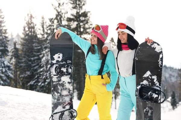 Jovens Snowboarders Vestindo Roupas Esportivas Inverno Livre — Fotografia de Stock