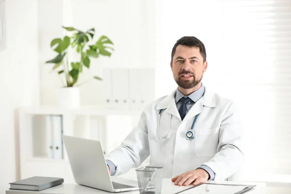 Retrato Médico Masculino Casaco Branco Local Trabalho — Fotografia de Stock