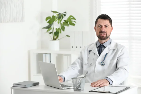 Retrato Médico Masculino Casaco Branco Local Trabalho — Fotografia de Stock