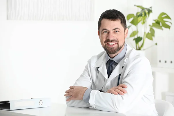 직장에서 흰옷을 의사의 — 스톡 사진
