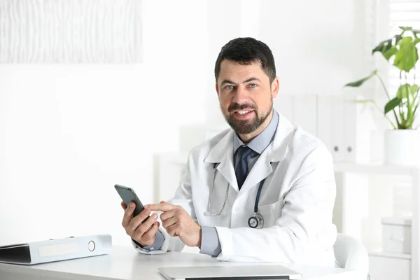 Médico Masculino Com Smartphone Mesa Escritório — Fotografia de Stock