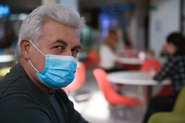 Hombre Mayor Con Máscara Médica Cafetería Protección Contra Virus — Foto de Stock