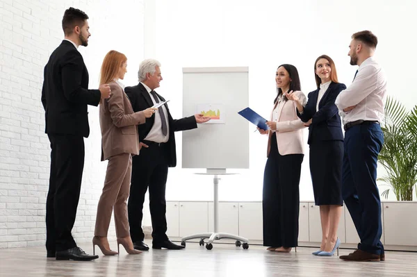 Senior Business Trainer Werkt Met Mensen Het Kantoor — Stockfoto