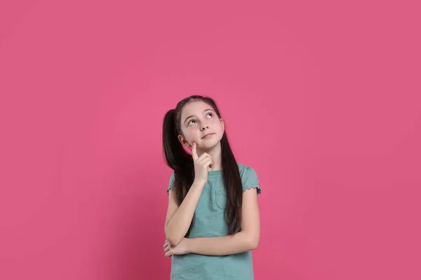 Портрет Маленької Дівчинки Рожевому Тлі Думаючи Про Відповідь Запитання — стокове фото