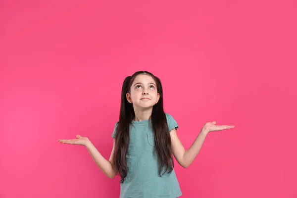 Porträt Eines Verwirrten Kleinen Mädchens Auf Rosa Hintergrund Über Antwort — Stockfoto
