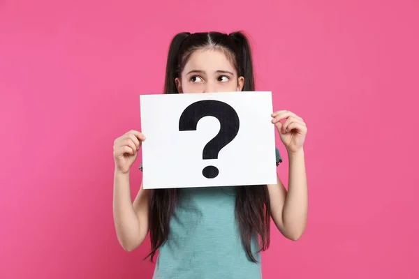 Girl Holding Sheet Paper Question Mark Pink Background — Stock Photo, Image