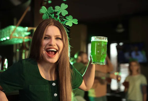 Młoda Kobieta Szklanką Zielonego Piwa Pubie Święto Patryka — Zdjęcie stockowe