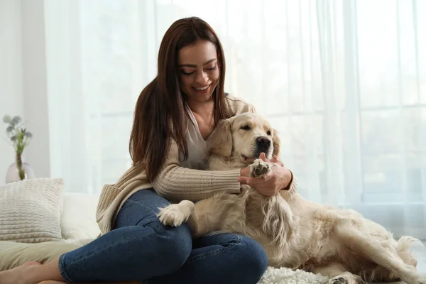 Ung Kvinde Hendes Golden Retriever Derhjemme Nuttet Kæledyr - Stock-foto