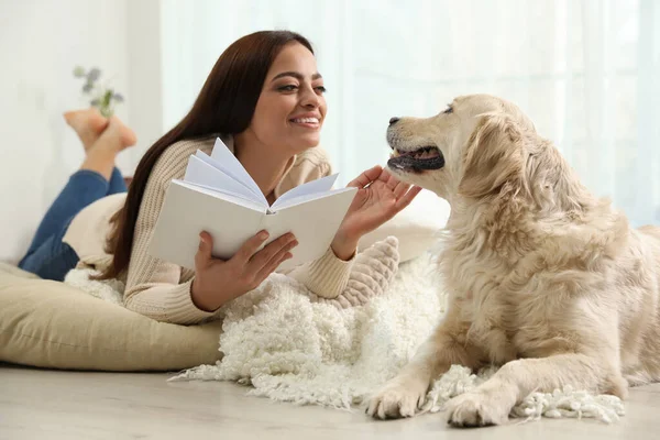 Jonge Vrouw Met Boek Haar Golden Retriever Thuis Schattig Huisdier — Stockfoto