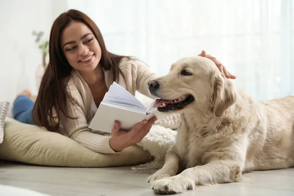 Młoda Kobieta Książką Jej Golden Retriever Domu Uroczy Zwierzak — Zdjęcie stockowe