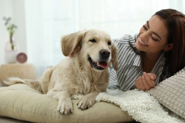 Młoda Kobieta Jej Golden Retriever Domu Uroczy Zwierzak — Zdjęcie stockowe