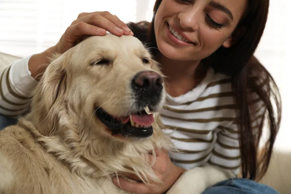 Jonge Vrouw Haar Golden Retriever Thuis Schattig Huisdier — Stockfoto