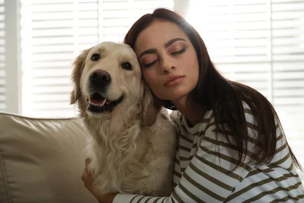 Ung Kvinna Och Hennes Golden Retriever Soffan Hemma Gulligt Husdjur — Stockfoto