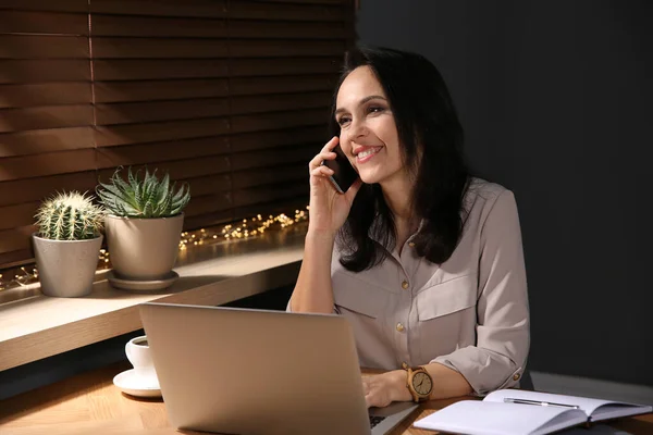 Bilgisayarlı Güzel Olgun Bir Kadın Evde Akıllı Telefondan Konuşuyor — Stok fotoğraf