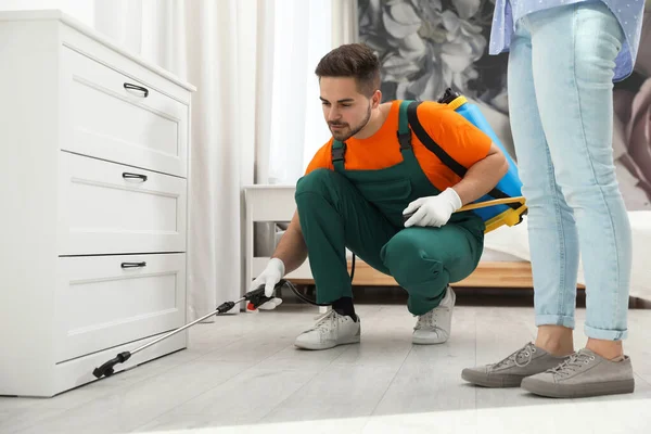 Ongediertebestrijder Spuiten Insecticide Buurt Van Ladekast Binnen — Stockfoto